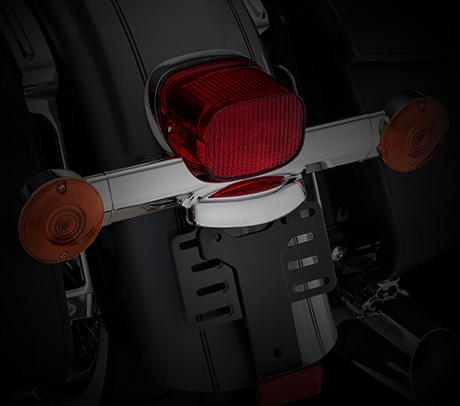 Road King Classic / Imposantes Heckfender-Styling:    Das verchromte Harley-Davidson Logo am unteren Ende des Heckfenders der Road King® Classic steht für Qualität und Stil. Das Kennzeichen ist über dem Rücklicht montiert und wird zur besseren Sichtbarkeit mit LED-Leuchten angestrahlt.

