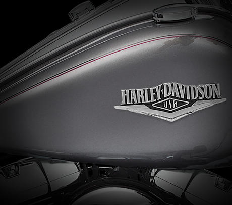 Road King Classic / Klassischer Tank:    Der klassisch geformte Tank der Harley-Davidson Road King Classic prägt nicht nur das Erscheinungsbild des Bikes, sondern fasst auch 22,7 Liter Benzin, die ausgedehnte Touren ohne Tankstopp ermöglichen. Eine hochwertige zweifarbige Lackierung mit herrlichen Pinstripes über die ganze Länge des Bikes und Tank-Embleme im klassischen Harley-Davidson® Stil runden den stilvollen Custom-Touring-Look ab.