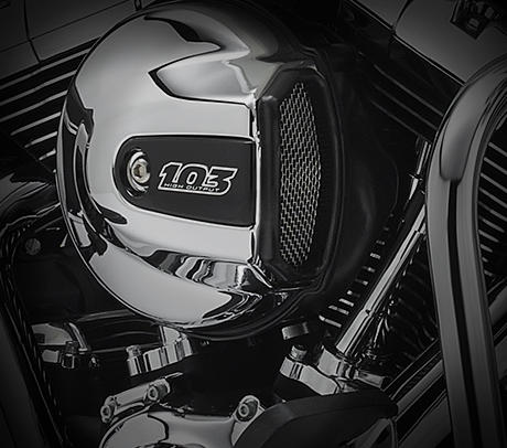 Road King Classic / Typisches Motordesign:    Genießen Sie den unverwechselbaren Look des Twin Cam 103™ Motors, der an seiner Herkunft keine Zweifel aufkommen lässt. Er ist voll und ganz im echten Harley-Davidson® Stil gestaltet – mit einer Liebe zum Detail, die Sie bei anderen Marken vergeblich suchen werden. Die schwarzen, pulverbeschichteten Zylinderköpfe und Zylinder bilden einen prägnanten Kontrast zu den polierten Kühlrippenkanten und verchromten Ventildeckeln. Ein aus Metall gefertigtes Juwel: pur und kraftvoll. Von der klassischen Optik der Kühlrippen bis hin zur klaren Formensprache der Gehäuse und Abdeckungen bietet der Twin Cam 103™ Motor alles, was zu einem charakterstarken Triebwerk gehört
