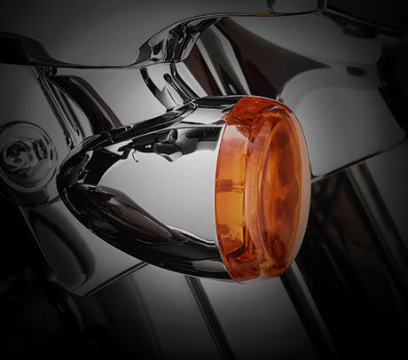 Electra Glide Ultra Classic / Bullet-Blinker:    Um den cleanen, schlanken und faszinierenden Look und ein ebensolches Fahrgefühl zu erzeugen, wie es einer Harley-Davidson gebührt, überarbeitete Harley-Davidson die Touring Modelle von vorn bis hinten. Das Tüpfelchen auf dem i bilden die Bullet Blinker. So dezent wie zeitgemäß und bereits jetzt ein Klassiker.
