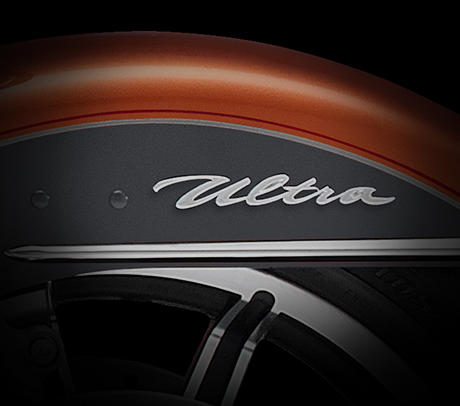 Electra Glide Ultra Classic / Metallene Embleme auf Tank und Fender:    Es geht hier nicht nur um ein Bike. Es geht um ein Kunstwerk, das mit Leidenschaft und Kreativität in vielen Stunden intensiver Arbeit entstand, und bei dem Harley-Davidson nicht ruhte, bis jedes Detail wirklich perfekt war. So war für die charakteristischen Embleme nur Metall gut genug. Nichts anderes wäre es wert, dieses Motorrad zu zieren.
