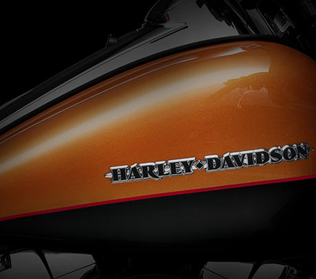 Ultra Limited / Klassischer Kraftstofftank mit 22,7 l:    Der klassisch geformte Tank der Harley-Davidson Ultra Limited prägt nicht nur das Erscheinungsbild des Bikes, sondern fasst auch 22,7 Liter Benzin, die ausgedehnte Touren ohne Tankstopp ermöglichen. Eine hochwertige zweifarbige Lackierung mit herrlichen, präzisen Pinstripes über die ganze Länge des Bikes und Tankmedaillons im klassischen Harley-Davidson Stil runden den stilvollen Custom-Touring-Look ab.
