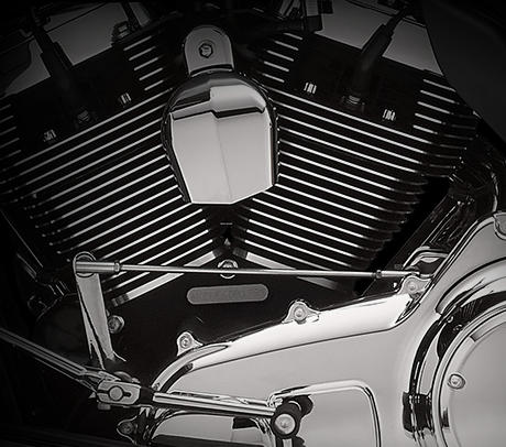 Ultra Limited Low / Twin Cooled High Output Twin Cam 103:    Im Jahr 1909 stellte Harley-Davidson  erstmals einen Harley-Davidson V2-Motor vor. Es folgten viele Optimierungen, zahlreiche Innovationen und eine Vielzahl von Modellen. Millionen von Meilen wurden mit V-Twins zurückgelegt, etliche Motorengenerationen folgten dem ersten Modell, und jetzt steht die jüngste Evolutionsstufe des V-Twins bereit: der neuer Hochleistungs-V2, der Twin-Cooled Twin Cam 103. Er ist der beste V-Twin, den Harley-Davidson  je erschaffen hat. Ein 103 Kubikzoll großes, luft- und flüssigkeitsgekühltes Kraftpaket. Die Flüssigkeitskühlung im Auslassbereich seiner Zylinderköpfe sorgt unter sämtlichen Betriebsbedingungen und Außentemperaturen für einen ausgeglichenen Temperaturhaushalt. Ein höheres Verdichtungsverhältnis bürgt für noch mehr Power. Der neue Luftfilter lässt den Motor freier atmen, und neue Nockenwellen optimieren das Drehmoment im unteren Drehzahlbereich. Kein anderer luftgekühlter Harley-Davidson Motor glänzte jemals mit einem kräftigeren DurDurchzug im fünften Gang. Sie überholen nicht nur mühelos mit einem sanften Dreh am Gasgriff, Sie werden auch die Reduktion der Abwärme des Motors genießen.
