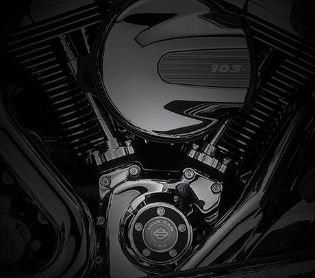 Ultra Limited Low / Schwarzer Motor mit Chrom-Details:    Genießen Sie den unverwechselbaren Look des Twin Cam 103 Motors, der an seiner Herkunft keine Zweifel aufkommen lässt. Er ist voll und ganz im echten Harley-Davidson Stil gestaltet – mit einer Liebe zum Detail, die Sie bei anderen Marken vergeblich suchen werden. Die schwarzen, pulverbeschichteten Zylinderköpfe und Zylinder bilden einen prägnanten Kontrast zu den polierten Kühlrippenkanten und verchromten Ventildeckeln. Ein aus Metall gefertigtes Juwel: pur und vor Kraft strotzend. Von der klassischen Linie seiner Kühlrippen bis hin zu den klaren Konturen seiner Gehäuse und Deckel ist der Twin Cam 103™ ein rückhaltloses Bekenntnis zu allem, was der Zufriedenheit des Fahrers dient.
