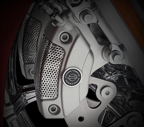 CVO Electra Glide Ultra Limited / Optimales Handling:    Wenn Sie Appetit auf riesige Portionen Asphalt haben, dann haben wir das passende Motorrad für Sie. Es wurde von Perfektionisten bei Custom Vehicle Operations konstruiert und verfügt nur über das Beste von allem, was eine Harley-Davidson zu einem perfekt funktionierenden Motorrad macht. <br>Beste Bremsen sowie erstklassige Beleuchtung und Fahrzeugrahmen-Technologie mit allen Optimierungen der Projekt RUSHMORE Bikes. Und im Zentrum jeder CVO™ 2016 steht das, was keine andere Maschine auf der Straße bietet. Ein 110 Kubikzoll großer Twin-Cooled Harley-Davidson® V-Twin. Das Twin Cooling-System im Auslassbereich der Zylinderköpfe sorgt unter allen Betriebsbedingungen und Außentemperaturen für beste Leistung. Ein höheres Verdichtungsverhältnis sorgt für äußerste Effizienz und mehr Leistung. Ein Luftfilter mit hohem Durchsatz und neu gestaltete Nockenwellen optimieren das Drehmoment im unteren Drehzahlbereich. Sie möchten diesen Neunachser vor Ihnen überholen? Schon sind Sie daran vorbei.
