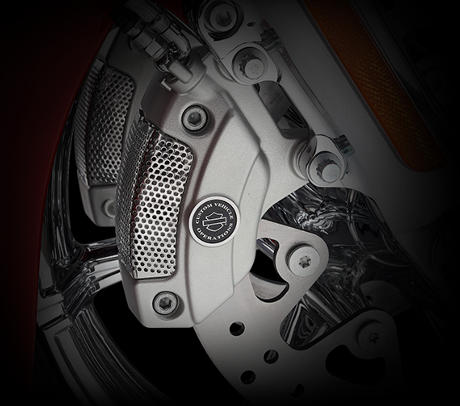 CVO Electra Glide Ultra Limited / Hochleistungsbremsen von Brembo:    Brembo Hochleistungs-Doppelscheibenbremsen vorn sorgen für ideal dosierbare Bremskraft, die Vertrauen schafft und Ihnen die perfekte Kontrolle über das Bike gibt. Die Vierkolben-Bremssättel vorn und hinten verzögern jederzeit sicher und absolut standfest. Verlassen sie sich drauf!
