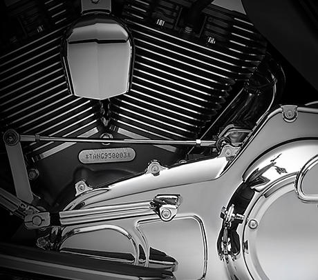 CVO Electra Glide Ultra Limited / Granitfarbener Twin Cam 110 mit Chrom-Elementen:     Genießen Sie den Anblick des Twin Cam 110 Motors mit seinen Screamin' Eagle Emblemen, der an seiner Herkunft keine Zweifel aufkommen lässt! Er ist voll und ganz im echten Harley-Davidson Stil gehalten und mit einer Liebe zum Detail gestaltet, die Sie bei anderen Maschinen vergeblich suchen werden. Die granitfarben pulverbeschichteten Zylinderköpfe und Zylinder haben polierte Kühlrippenkanten und stehen im prägnanten Kontrast zu den verchromten Ventildeckeln. Der granitfarbene Antriebsstrang mit verchromten Abdeckungen und „Twin Cam 110“-Motoremblemen ist exklusiv Custom Vehicle Operations™ Fahrzeugen vorbehalten – kompromisslos und charakterstark! Ein aus Metall gefertigtes Juwel: pur und vor Kraft strotzend.
