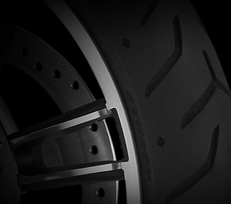 CVO Street Glide / Dunlop Multi-Tread Reifen:    Der 180 mm breite Hinterreifen kann mehr als nur den Heckfender ausfüllen und gut aussehen. Die Dunlop Multi-Tread Technologie arbeitet mit einer härteren Gummimischung in der Mitte der Lauffläche und einer weicheren an den Seiten, damit der Reifen mehr Kurvenhaftung bietet. So lässt sich das Motorrad agil durch alle Kurven treiben. Das Gefühl, das die Maschine beim Durchfahren einer Kurve vermittelt, wird Ihnen ein Lächeln ins Gesicht zaubern, das bis zum nächsten Stop vorhält.
