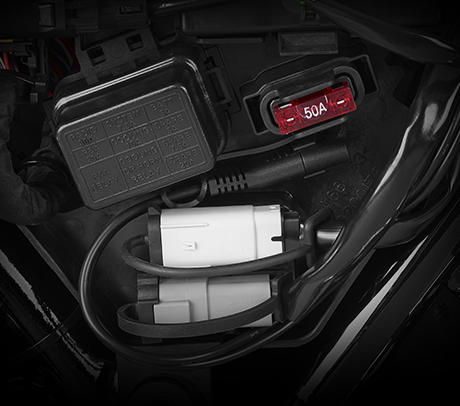 CVO Street Glide / Serienmäßiges Batterieladekabel:    Kein Zweifel: Ein Batterieladekabel ist bei einem modernen Motorrad ein absolutes Muss. Jetzt ist es serienmäßig. Denn es gilt keine Zeit mit der nachträglichen Installation solcher Selbstverständlichkeiten zu vergeuden, in der Sie genau so gut mit Ihrer Harley unterwegs sein könnten!
