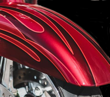 CVO Street Glide / Erstklassige Lackierung mit eindrucksvollen Graphics:    Alle Sondermodelle der Harley-Davidson Custom Vehicle Operations Modelle zeichnen sich durch individuell gestaltete Graphics und handgefertigte Sonderlackierungen aus, die Stil und hohe Wertanmutung zu einem einzigartig ausgewogenen Meisterwerk der Motorradbaukunst vereinen. Die CVO™ Road Glide® Ultra ist in drei exklusiven Farbkombinationen erhältlich. Knausern? Gibt's nicht!
