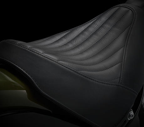 Softail Slim / Niedriger Solositz:    Der niedrige Solositz unterstreicht den cleanen, reduzierten Look. Er integriert Sie perfekt in das Motorrad, damit Sie genussvoll dem Horizont entgegen rollen können.