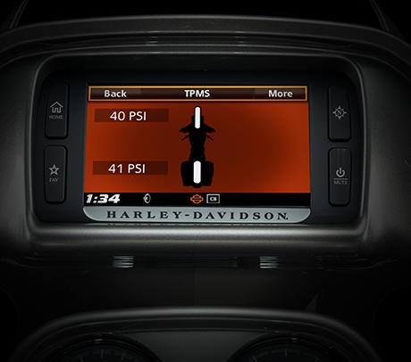 CVO Road Glide Ultra / Neu: Reifendruck&shykontroll&shysystem:    Der 6,5-Zoll-Touchscreen bietet sämtliche Informationen übersichtlicher als je zuvor. Darunter jetzt erstmals: Reifendruckkontrollsystem mit Anzeige im Display. Vorbei die Zeiten, in denen der Reifendruck umständlich an der Tankstelle kontrolliert werden musste. Heute genügt ein Blick aufs Display. Eine zusätzliche Warnleuchte erhöht die Sicherheit nochmals. Der 6,5-Zoll-Touchscreen bietet perfekte Darstellungsvarianten in unterschiedlichen Farben und die Wahl zwischen automatischer und manueller Helligkeitsregulierung. All das stilvoll in die Verkleidung integriert. Modernste Funktionalität im einzigartigen Harley-Davidson Design. Vielleicht haben Sie all das gar nicht erwartet, aber Sie sollten sich ab jetzt nicht mehr mit weniger zufrieden geben.
