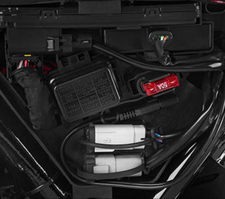 CVO Road Glide Ultra / Serienmäßiges Batterieladekabel:    Kein Zweifel: Ein Batterieladekabel ist bei einem modernen Motorrad ein absolutes Muss. Jetzt ist es serienmäßig. Denn es gilt keine Zeit mit der nachträglichen Installation solcher Selbstverständlichkeiten zu vergeuden, in der Sie genau so gut mit Ihrer Harley unterwegs sein könnten!