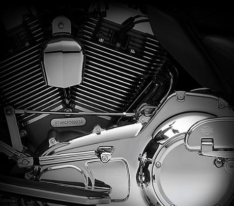 CVO Road Glide Ultra / Twin-Cooled High-Output Twin Cam 110 Motor:    Ein 1.803 cm³ großes, luft- und flüssigkeitsgekühltes Kraftpaket von Harley-Davidson. Das Twin Cooling-System im Auslassbereich seiner Zylinderköpfe sorgt unter sämtlichen Betriebsbedingungen und Außentemperaturen für einen ausgeglichenen Temperaturhaushalt. Ein höheres Verdichtungsverhältnis bürgt für noch mehr Effizienz und Power. Der Luftfilter lässt den Motor freier atmen, und die Nockenwellen optimieren das Drehmoment im unteren Drehzahlbereich. Kein anderer Harley-Davidson Motor glänzte jemals mit einem kräftigeren Durchzug im fünften Gang. Sie überholen nicht nur mühelos mit einem sanften Dreh am Gasgriff, Fahrer und Beifahrer werden sich an heißen Tagen und im Stadtverkehr auch freuen, dass sie weniger Abwärme vom Motor abbekommen.
