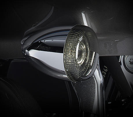 CVO Road Glide Ultra / Bullet-Blinker LED vorn:    Die Bullet-Blinker im klassischen Harley Look zeichnen sich durch modernste LED-Leuchtelemente aus - perfekt passend zum Rücklicht der CVO™ Road Glide® Ultra. Bereits auf dem Seitenständer macht das Bullet-Design einiges her. Aber beim Abbiegen fallen die kräftigen LED-Leuchten erst recht ins Auge. So stellen wir sicher, dass Sie etwas sehen und gesehen werden.
