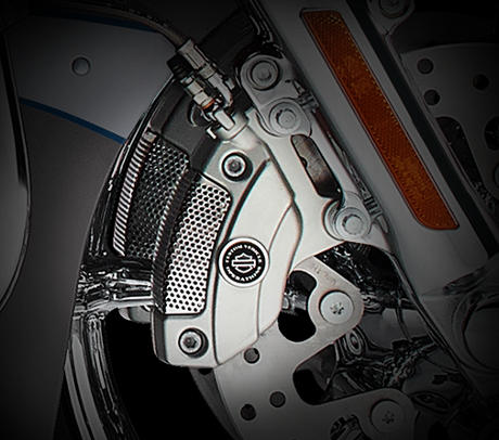 CVO Road Glide Ultra / Hochleistungs&shybremsen von Brembo:    Vertrauen ist gut, Kontrolle ist besser. Brembo® Hochleistungs-Doppelscheibenbremsen vorn sorgen für eine exakt dosierbare Verzögerung, die Vertrauen schafft und die perfekte Kontrolle über das Bike gewährleistet. Die Vierkolben-Bremssättel vorn und hinten zählen zum Besten, was auf dem Markt zu haben ist. Ein weiteres Beispiel für die Sorgfalt der Motor Company, die sich bis ins Detail erstreckt, um Ihnen eine sorgenfreie Fahrt zu sichern.
