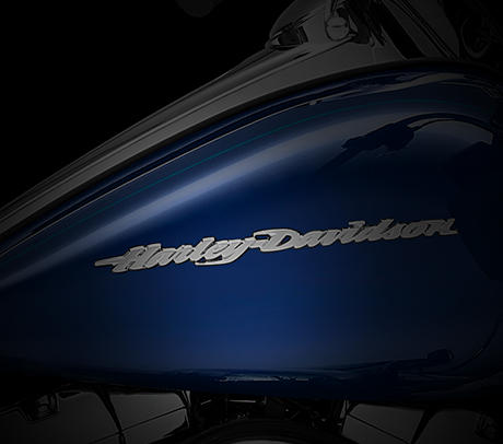 Road Glide Special / Klassischer Tank mit 22,7 l:    Zum unverwechselbaren Stil der Harley-Davidson Road Glide Special gehört nicht zuletzt, dass sie reichlich Flächen für eine begeisternde Lackierung bietet. Der klassisch geformte, markante Tank bietet nicht nur mehr Fläche für die hochwertige Custom Lackierung, sondern fasst auch 22,7 Liter Benzin für ausgedehnte Touren ohne Tankstopp. Ein geringer Verbrauch ist wichtig. Aber Stil eben auch. Frische, auffallende Farben und präzisionsgefertigte Harley-Davidson® Tankmedaillons runden den einzigartigen Look dieses robusten Tourers ab.
