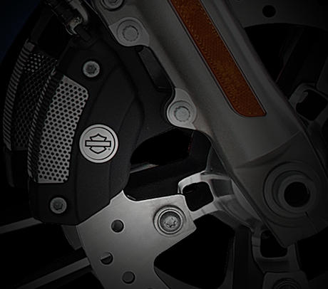 Road Glide Special / Brembo-Bremsen:    Vertrauen ist gut, Kontrolle ist besser. Brembo® Hochleistungs-Doppelscheibenbremsen vorn sorgen für eine exakt dosierbare Verzögerung, die Vertrauen schafft und die perfekte Kontrolle über das Bike gewährleistet. Die Vierkolben-Bremssättel vorn und hinten zählen zum Besten, was auf dem Markt zu haben ist. Ein weiteres Beispiel für die Sorgfalt der Motor Company, die sich bis ins Detail erstreckt, um Ihnen eine sorgenfreie Fahrt zu sichern.
