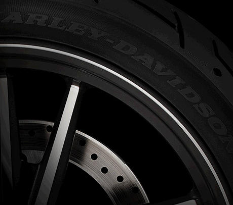 Dyna Street Bob / Michelin Scorcher-Reifen:    Die Michelin Scorcher-Reifen bieten eine überlegene Performance, einen erstklassigen Grip, eine beeindruckende Laufleistung und ein ausgezeichnetes Handling. Genauso, wie Sie es erwarten! Ihr tiefes Profil verbessert die Wasserdrainage. Die Haftung und Laufleistung der Reifen werden zudem durch die Gummimischung mit der neuesten Generation der synthetischen Polymere von Michelin erhöht. Der Hinterreifen verfügt über einen Aramidgürtel, der für zusätzliche Stabilität bei hohen Geschwindigkeiten bürgt.
