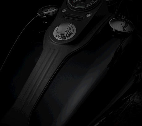 Dyna Street Bob / Schwarze Konsole:    Ein weiteres Detail, das zum unverfälschten Look der Street Bob® beiträgt, ist die schwarze Tankkonsole. Minimalistisch im Design, groß in Sachen Funktion. Die über die ganze Länge des Tanks gezogene Konsole im schwarzen Strukturlack beherbergt das Zündschloss, die LED-Kontrollleuchten, den elektronischen Tacho mit Drehzahl- und Ganganzeige, eine Uhr, den Tageskilometerzähler und die Motor-Diagnosefunktionen.
