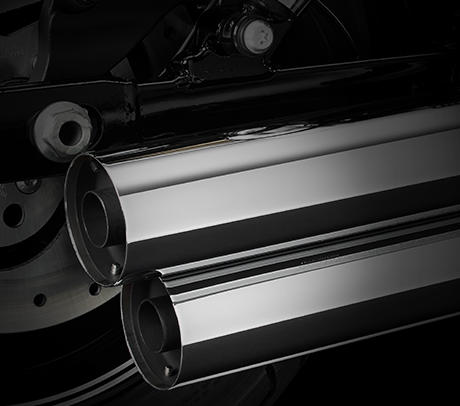 Dyna Fat Bob / Blunt-Cut Schalldämpfer:    Einfach teuflisch gut, diese Details! Dieser Blunt-Cut Auspuff rundet die aggressive Linienführung des Heckfenders, der schwarzen Federbeinabdeckungen und der Tank-Grafiken ab. Liebe zum Detail, die Sie nur bei Harley-Davidson® finden - und der Grund, weshalb man unsere Motorräder seit 110 Jahren zu schätzen weiß. 

