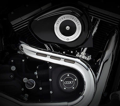 Dyna Fat Bob / Schwarzes Motordesign:    Genießen Sie den unverwechselbaren Look des Twin Cam 103 Motors, der an seiner Herkunft keine Zweifel aufkommen lässt. Er ist voll und ganz im echten Harley-Davidson® Stil gestaltet – mit einer Liebe zum Detail, die Sie bei anderen Marken vergeblich suchen werden. Die schwarzen, pulverbeschichteten Zylinderköpfe, Zylinder und Ventildeckel stehen im prägnanten Kontrast zu den polierten Kühlrippenkanten an den obersten drei Kühlrippen. Ein aus Metall gefertigtes Juwel: pur und vor Kraft strotzend. Von der klassischen Linie seiner Kühlrippen bis hin zu den klaren Konturen seiner Gehäuse und Deckel ist der Twin Cam 103™ ein rückhaltloses Bekenntnis zu allem, was der Zufriedenheit des Fahrers dient.
