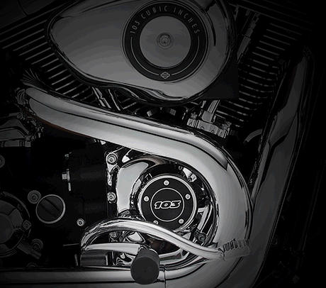Dyna Low Rider / Harley-Davidson Styling pur:    Genießen Sie den unverwechselbaren Look des Twin Cam 103™ Motors, der an seiner Herkunft keine Zweifel aufkommen lässt. Er ist voll und ganz im echten Harley-Davidson® Stil gestaltet – mit einer Liebe zum Detail, die Sie bei anderen Marken vergeblich suchen werden. Die schwarzen, pulverbeschichteten Zylinderköpfe und Zylinder bilden einen prägnanten Kontrast zu den polierten Kühlrippenkanten und verchromten Ventildeckeln. Ein aus Metall gefertigtes Juwel: pur und vor Kraft strotzend. Von der klassischen Linie seiner Kühlrippen bis hin zu den klaren Konturen seiner Gehäuse und Deckel ist der Twin Cam 103™ ein rückhaltloses Bekenntnis zu allem, was der Zufriedenheit des Fahrers dient.
