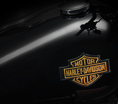 Dyna Low Rider S / Typisches Tankemblem im Nachtschwarzen:    Kein Schwarz ist so schwarz wie das von Harley-Davidson. Die 