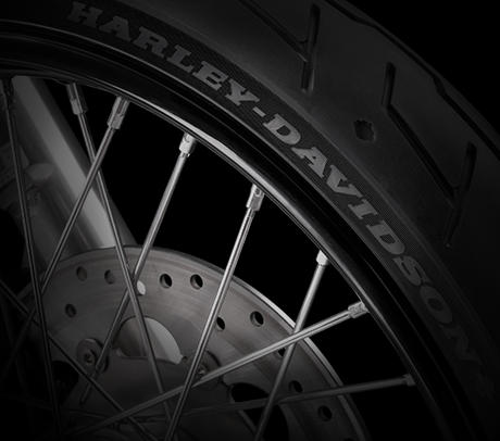 Dyna Wide Glide / Michelin Scorcher-Reifen:    Performance, einen erstklassigen Grip, eine beeindruckende Laufleistung und ein ausgezeichnetes Handling. Genauso, wie Sie es erwarten! Ihr tiefes Profil verbessert die Wasserdrainage. Die Haftung und Laufleistung der Reifen werden zudem durch die Gummimischung mit der neuesten Generation der synthetischen Polymere von Michelin erhöht. Der Hinterreifen verfügt über einen Aramidgürtel, der für zusätzliche Stabilität bei hohen Geschwindigkeiten bürgt.
