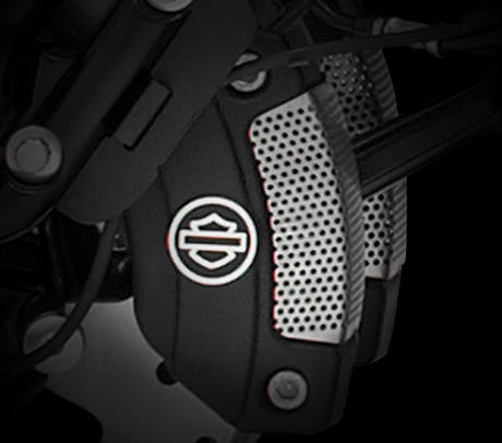 Night Rod Special / Brembo-Bremsen mit ABS:    Brembo Hochleistungs-Doppelscheibenbremsen vorn sorgen fr ideal dosierbare Bremskraft, die Vertrauen schafft und Ihnen die perfekte Kontrolle ber das Bike gibt. Das Antiblockiersystem (ABS) verringert die Gefahr blockierender Rder bei pltzlichen Bremsvorgngen. Und da wir den Drehzahlgeber stilisiert haben, sieht das Bike so clean und elegant aus wie eh und je. Performance ohne Abstriche beim Stil  genau darum geht es bei der Motor Company.
