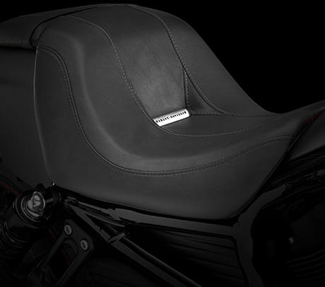 Night Rod Special / Bucket-Doppelsitzbank:    Nehmen Sie Platz und erleben Sie selbst, wie gut man auf diesem tief ausgeformten Sitz in das Motorrad integriert ist. Bei nur 675 mm Sitzhhe haben Sie alles perfekt im Griff  selbst bei verschrfter Gangart. Wie alle echten Harley-Davidson Sitze ist auch dieser aus hochwertigsten Materialien hergestellt und zeichnet sich durch eine erstklassige Verarbeitung aus. Sie spren sofort, dass man bei Harley-Davidson auf mehr als ein Jahrhundert Erfahrung zurckblickt und dass unsere Designer und Ingenieure selbst Motorradfahrer sind. 