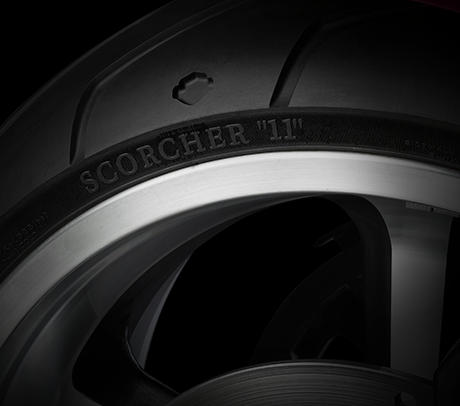 V-Rod Muscle / Michelin Scorcher-Reifen:    Die Michelin Scorcher-Reifen bieten eine berlegene Performance, einen erstklassigen Grip, eine beeindruckende Laufleistung und ein ausgezeichnetes Handling. Genauso, wie Sie es erwarten! Ihr tiefes Profil verbessert die Wasserdrainage. Die Haftung und Laufleistung der Reifen werden zudem durch die Gummimischung mit der neuesten Generation der synthetischen Polymere von Michelin erhht.
