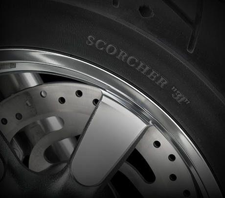 Sportster XL 1200 Custom / Michelin Scorcher-Reifen:    Die Michelin Scorcher-Reifen bieten eine überlegene Performance, einen erstklassigen Grip, eine beeindruckende Laufleistung und ein ausgezeichnetes Handling. Genauso, wie Sie es erwarten! Ihr tiefes Profil verbessert die Wasserdrainage. Die Haftung und Laufleistung der Reifen werden zudem durch die Gummimischung mit der neuesten Generation der synthetischen Polymere von Michelin erhöht. Der Hinterreifen verfügt über einen Aramidgürtel, der für zusätzliche Stabilität bei hohen Geschwindigkeiten bürgt.
