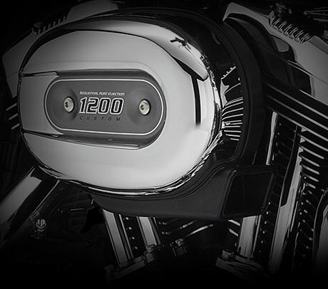 Sportster XL 1200 Custom / Harley-Davidson-Styling pur:    Genießen Sie den unverwechselbaren Look des 1200 cm³ Evolution® Motors, der an seiner Herkunft keine Zweifel aufkommen lässt. Er ist voll und ganz im echten Harley-Davidson® Stil gestaltet – mit einer Liebe zum Detail, die Sie bei anderen Marken vergeblich suchen werden. Die schwarzen, pulverbeschichteten Zylinderköpfe und Zylinder bilden einen prägnanten Kontrast zum Chrom der Ventildeckel und Stößelstangen. Ein aus Metall gefertigtes Juwel: pur und vor Kraft strotzend. Von der klassischen Linie seiner Kühlrippen bis hin zu den klaren Konturen seiner Gehäuse und Deckel ist der 1200 cm³ Evolution® Motor ein rückhaltloses Bekenntnis zu allem, was der Zufriedenheit des Fahrers dient.
