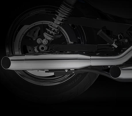Sportster XL 1200 Custom / Neue Auspuffanlage:    Um noch besser zu sein, als es die künftigen, weltweiten Emissionsstandards fordern, haben wir eine neue Auspuffanlage entworfen. Sie sorgt nicht nur für eine überaus beeindruckende Power sondern auch für einen imposanten Sound, der Ihre Maschine unmissverständlich als Harley-Davidson kennzeichnet. Natürlich entspricht auch das Design mit den äußerst robusten Endschalldämpfern und klassischen Hitzeschilden exakt Ihren Vorstellungen von einem echten US-Bike. Der Katalysator und beheizbare O2-Sensoren stellen sicher, dass nicht nur die Umwelt sondern auch Ihr Fahrgefühl profitiert.
