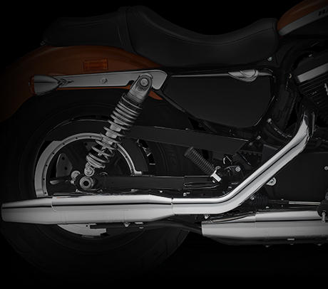 Sportster XL 1200 Custom Limited A / Neue Auspuffanlage:    Um noch besser zu sein, als es die knftigen, weltweiten Emissionsstandards fordern, hat Harley-Davidson eine neue Auspuffanlage entworfen. Sie sorgt nicht nur fr eine beraus beeindruckende Power sondern auch fr einen imposanten Sound, der Ihre Maschine unmissverstndlich als Harley-Davidson kennzeichnet. Natrlich entspricht auch das Design mit den uerst robusten Endschalldmpfern und klassischen Hitzeschilden exakt Ihren Vorstellungen von einem echten US-Bike. Der Katalysator und beheizbare O2-Sensoren stellen sicher, dass nicht nur die Umwelt sondern auch Ihr Fahrgefhl profitiert.
