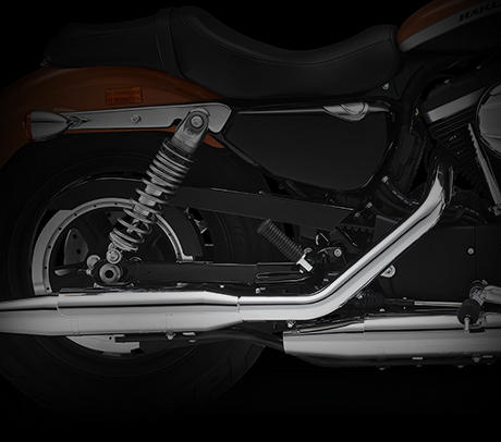 Sportster XL 1200 Custom Limited B / Neue Auspuffanlage:    Um noch besser zu sein, als es die knftigen, weltweiten Emissionsstandards fordern, hat Harley-Davidson eine neue Auspuffanlage entworfen. Sie sorgt nicht nur fr eine beraus beeindruckende Power sondern auch fr einen imposanten Sound, der Ihre Maschine unmissverstndlich als Harley-Davidson kennzeichnet. Natrlich entspricht auch das Design mit den uerst robusten Endschalldmpfern und klassischen Hitzeschilden exakt Ihren Vorstellungen von einem echten US-Bike. Der Katalysator und beheizbare O2-Sensoren stellen sicher, dass nicht nur die Umwelt sondern auch Ihr Fahrgefhl profitiert.
