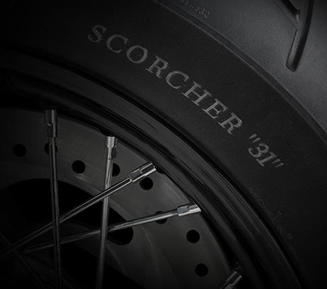 Sportster XL 1200 Custom Limited B / Michelin Scorcher-Reifen:    Die Michelin Scorcher-Reifen bieten eine berlegene Performance, einen erstklassigen Grip, eine beeindruckende Laufleistung und ein ausgezeichnetes Handling. Genauso, wie Sie es erwarten! Ihr tiefes Profil verbessert die Wasserdrainage. Die Haftung und Laufleistung der Reifen werden zudem durch die Gummimischung mit der neuesten Generation der synthetischen Polymere von Michelin erhht. Der Hinterreifen verfgt ber einen Aramidgrtel, der fr zustzliche Stabilitt bei hohen Geschwindigkeiten brgt.
