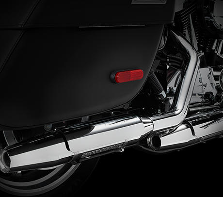 Sportster Super Low 1200 T / Auspuffanlage:    Um noch besser zu sein, als es die knftigen, weltweiten Emissionsstandards fordern, haben wir eine neue Auspuffanlage entworfen. Sie sorgt nicht nur fr eine beraus beeindruckende Power sondern auch fr einen imposanten Sound, der Ihre Maschine unmissverstndlich als Harley-Davidson kennzeichnet. Natrlich entspricht auch das Design mit den uerst robusten Endschalldmpfern und klassischen Hitzeschilden exakt Ihren Vorstellungen von einem echten US-Bike. Der Katalysator und beheizbare O2-Sensoren stellen sicher, dass nicht nur die Umwelt sondern auch Ihr Fahrgefhl profitiert.

