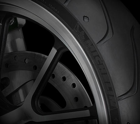Sportster Super Low 1200 T / Michelin Scorcher-Reifen:    Die Michelin Scorcher-Reifen bieten eine berlegene Performance, einen erstklassigen Grip, eine beeindruckende Laufleistung und ein ausgezeichnetes Handling. Genauso, wie Sie es erwarten! Ihr tiefes Profil verbessert die Wasserdrainage. Die Haftung und Laufleistung der Reifen werden zudem durch die Gummimischung mit der neuesten Generation der synthetischen Polymere von Michelin erhht. Der Hinterreifen verfgt ber einen Aramidgrtel, der fr zustzliche Stabilitt bei hohen Geschwindigkeiten brgt.
