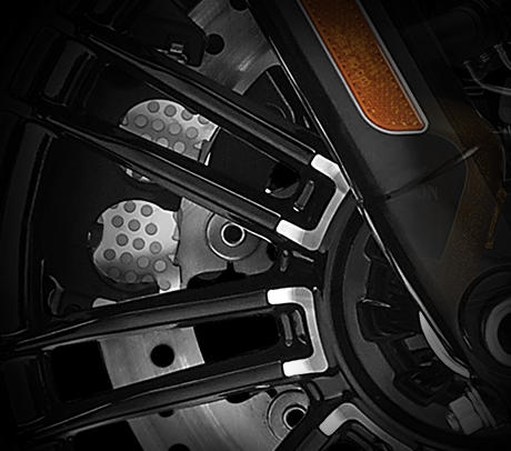 Sportster Forty-Eight / Neues Bremssystem:    Mindestens so hoch wie Ihre Ansprüche an den Motor sollten Ihre Ansprüche an die Bremsen ihrer Maschine sein. Daher haben wir für das Modelljahr das Bremssystem der Sportster Modellfamilie umfassend überarbeitet. Wir erhöhten den Durchmesser der Bremsscheiben von 292 mm auf 300 mm und brachten einen kraftvollen Vorderradbremssattel mit 34-mm-Kolben sowie die dazu passende Bremszange am Hinterrad an. Für beide Räder kommen außerdem optimierte und äußerst effiziente Leichtmetall-Hauptbremszylinder zum Einsatz, und die Bremsleitungen sind nun mit Edelstahl ummantelt. Schließlich wollen wir, dass Sie Ihr Bike in allen Situationen so sicher wie mühelos verzögern können.
