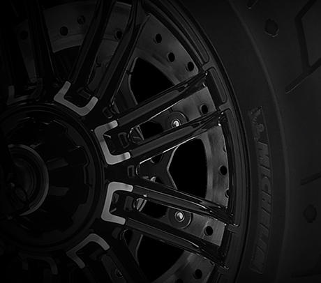Sportster Forty-Eight / Michelin Scorcher-Reifen:    Die Scorcher-Reifen von Michelin bieten eine überlegene Performance, einen erstklassigen Grip, eine beeindruckende Laufleistung und ein ausgezeichnetes Handling. Genauso, wie Sie es erwarten! Ihr tiefes Profil verbessert die Wasserdrainage. Die Haftung und Laufleistung der Reifen werden zudem durch die Gummimischung mit der neuesten Generation der synthetischen Polymere von Michelin erhöht. Der Hinterreifen verfügt über einen Aramidgürtel, der für zusätzliche Stabilität bei hohen Geschwindigkeiten bürgt.
