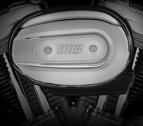 Sportster XL 883 SuperLow / Evolution-Motor:    Das robuste, luftgekhlte 883 cm Evolution-Triebwerk ist ein perfektes Beispiel fr den unermdlichen Einsatz, mit dem bei Harley-Davidson Fortschritte in der Motorentechnik erzielt werden. Zylinderkpfe und Zylinder aus Leichtmetall reduzieren das Gewicht und sorgen fr einen optimalen Temperaturhaushalt. Die elektronische Kraftstoffeinspritzung hat den Vergaser ersetzt, die Bedienung vereinfacht und den Wartungsaufwand reduziert. Kurz: Der schwingungsentkoppelt gelagerte Evolution Motor ist ein Triebwerk, auf das Sie sich verlassen knnen, Tag fr Tag, Meile fr Meile.
