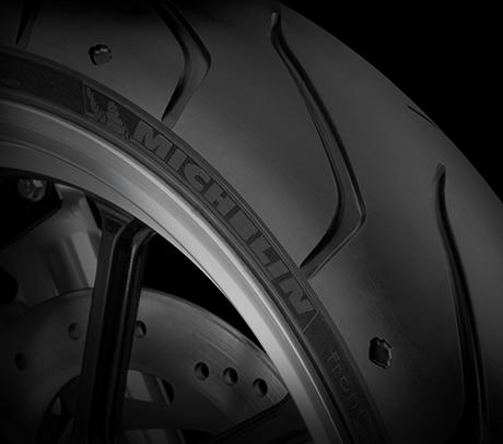 Sportster XL 883 SuperLow / Michelin Scorcher-Reifen:    Die Michelin Scorcher-Reifen bieten eine berlegene Performance, einen erstklassigen Grip, eine beeindruckende Laufleistung und ein ausgezeichnetes Handling. Genauso, wie Sie es erwarten! Ihr tiefes Profil verbessert die Wasserdrainage. Die Haftung und Laufleistung der Reifen werden zudem durch die Gummimischung mit der neuesten Generation der synthetischen Polymere von Michelin erhht. Der Hinterreifen verfgt ber einen Aramidgrtel, der fr zustzliche Stabilitt bei hohen Geschwindigkeiten brgt.
