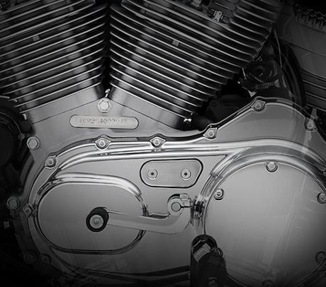 Sportster XL 883 SuperLow / Harley-Davidson-Styling pur:    Die SuperLow inspiriert mit Handlichkeit und Qualitt. Eine echte Harley-Davidson, die mit ihrem Sound, ihrem Look, dem hochwertigen Chrom und der makellosen Lackierung ihre authentisch amerikanischen Wurzeln bis ins Detail erkennen lsst.<br><br>Genieen Sie den unverwechselbaren Look des 883 cm Evolution Motors, der an seiner Herkunft keine Zweifel aufkommen lsst. Er ist voll und ganz im echten Harley-Davidson Stil gestaltet  mit einer Liebe zum Detail, die Sie bei anderen Marken vergeblich suchen werden. Die silberfarbenen, pulverbeschichteten Zylinderkpfe und Zylinder bilden einen prgnanten Kontrast zum blanken Metall der Ventildeckel. Ein aus Metall gefertigtes Juwel: pur und vor Kraft strotzend. Von der klassischen Linie seiner Khlrippen bis hin zu den klaren Konturen seiner Gehuse und Deckel ist der 883 cm Evolution Motor ein rckhaltloses Bekenntnis zu allem, was der Zufriedenheit des Fahrers dient.
