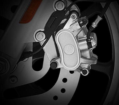Sportster XL 883 SuperLow / Neues Bremssystem:    Mindestens so hoch wie Ihre Ansprche an den Motor sollten Ihre Ansprche an die Bremsen ihrer Maschine sein. Daher wurde fr dieses Modelljahr das Bremssystem der Sportster Modellfamilie umfassend berarbeitet. Wir erhhten den Durchmesser der Bremsscheiben von 292 mm auf 300 mm und brachten einen kraftvollen Vorderradbremssattel mit 34-mm-Kolben sowie die dazu passende Bremszange am Hinterrad an. Fr beide Rder kommen auerdem optimierte und uerst effiziente Leichtmetall-Hauptbremszylinder zum Einsatz, und die Bremsleitungen sind nun mit Edelstahl ummantelt. Schlielich wollen wir, dass Sie Ihr Bike in allen Situationen so sicher wie mhelos verzgern knnen.
