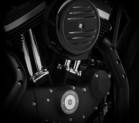 Sportster XL 883 Iron / Komplett schwarzes Harley-Davidson Styling pur:    Genießen Sie den unverwechselbaren Look des 883 cm³ Evolution® Motors, der an seiner Herkunft keine Zweifel aufkommen lässt. Er ist voll und ganz im echten Harley-Davidson® Stil gestaltet – mit einer Liebe zum Detail, die Sie bei anderen Marken vergeblich suchen werden. Im Zentrum: der aus Stahl geformte und in glänzendem schwarz beschichtete, runde Luftfilterdeckel. Die schwarzen, pulverbeschichteten Zylinderköpfe und Zylinder bilden einen prägnanten Kontrast zum Chrom der Ventildeckel und Stößelstangen. Ein aus Metall gefertigtes Juwel: pur und vor Kraft strotzend. Von der klassischen Linie seiner Kühlrippen bis hin zu den klaren Konturen seiner Gehäuse und Deckel ist der 883 cm³ Evolution® Motor ein rückhaltloses Bekenntnis zu allem, was der Zufriedenheit des Fahrers dient.
