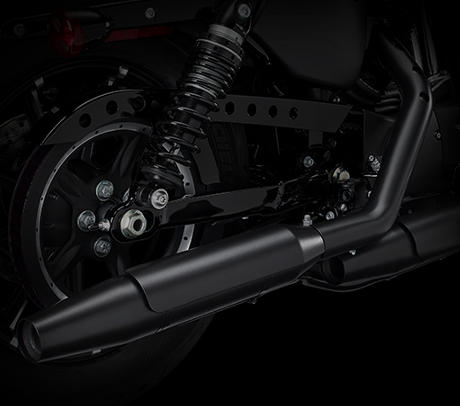 Sportster XL 883 Iron / Neue Auspuffanlage:    Um noch besser zu sein, als es die künftigen, weltweiten Emissionsstandards fordern, haben wir eine neue Auspuffanlage entworfen. Sie sorgt nicht nur für eine überaus beeindruckende Power sondern auch für einen imposanten Sound, der Ihre Maschine unmissverständlich als Harley-Davidson kennzeichnet. Natürlich entspricht auch das Design mit den äußerst robusten Endschalldämpfern und klassischen Hitzeschilden exakt Ihren Vorstellungen von einem echten US-Bike. Der Katalysator und beheizbare O2-Sensoren stellen sicher, dass nicht nur die Umwelt sondern auch Ihr Fahrgefühl profitiert. 
