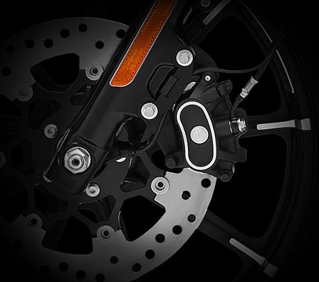 Sportster XL 883 Iron / Neuer Schwimmsattel vorn:    Passend zu den Rädern ist auch der Schwimmsattel der Vorderradbremse jetzt ganz in schwarz gehalten. Ein weiteres Detail, das die Iron 883 schon im Stand sportlich aussehen lässt. 
