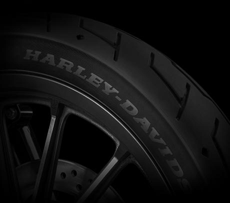 Sportster XL 883 Iron / Michelin Scorcher Reifen:    Die Scorcher-Reifen von Michelin bieten eine überlegene Performance, einen erstklassigen Grip, eine beeindruckende Laufleistung und ein ausgezeichnetes Handling. Genauso, wie Sie es erwarten! Ihr tiefes Profil verbessert die Wasserdrainage. Die Haftung und Laufleistung der Reifen werden zudem durch die Gummimischung mit der neuesten Generation der synthetischen Polymere von Michelin erhöht. Der Hinterreifen verfügt über einen Aramidgürtel, der für zusätzliche Stabilität bei hohen Geschwindigkeiten bürgt. 
